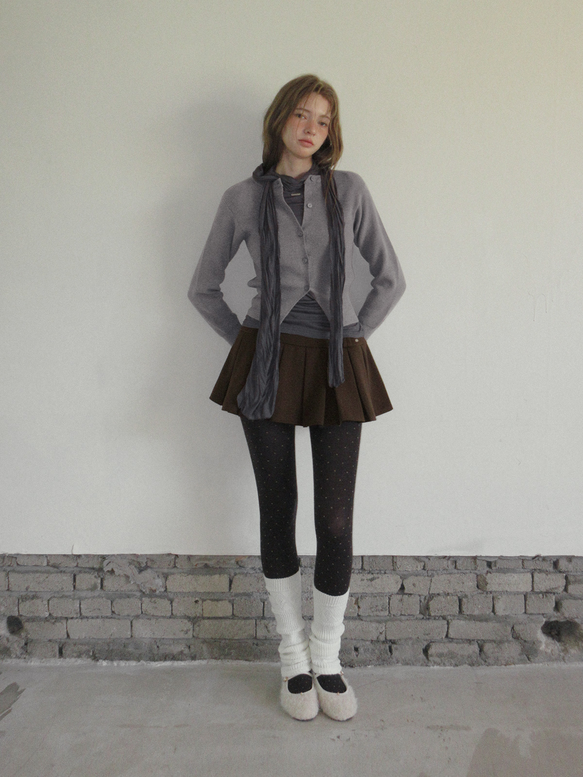 TWEE Ronv punching knit leg warmers - Model styling view