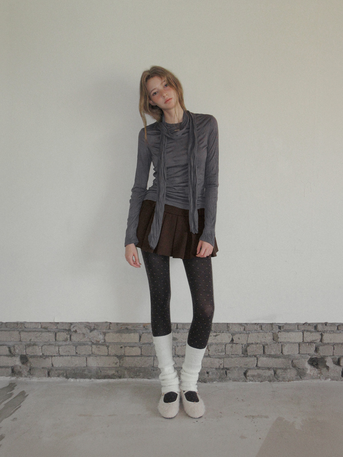 TWEE Ronv punching knit leg warmers - Model styling view