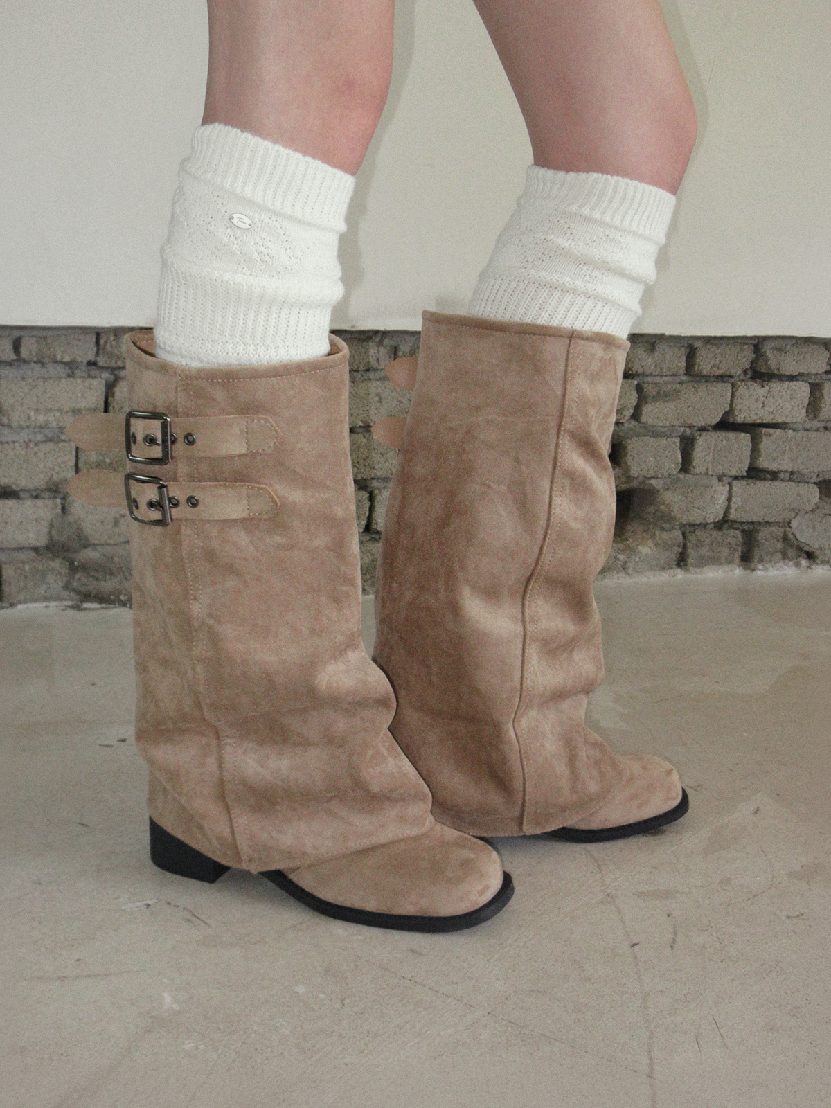 TWEE Ronv punching knit leg warmers - Model styling view