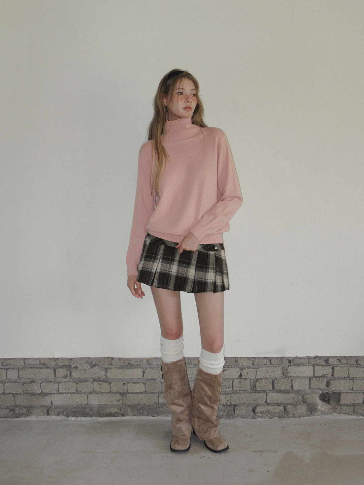 TWEE Ronv punching knit leg warmers - Model styling view
