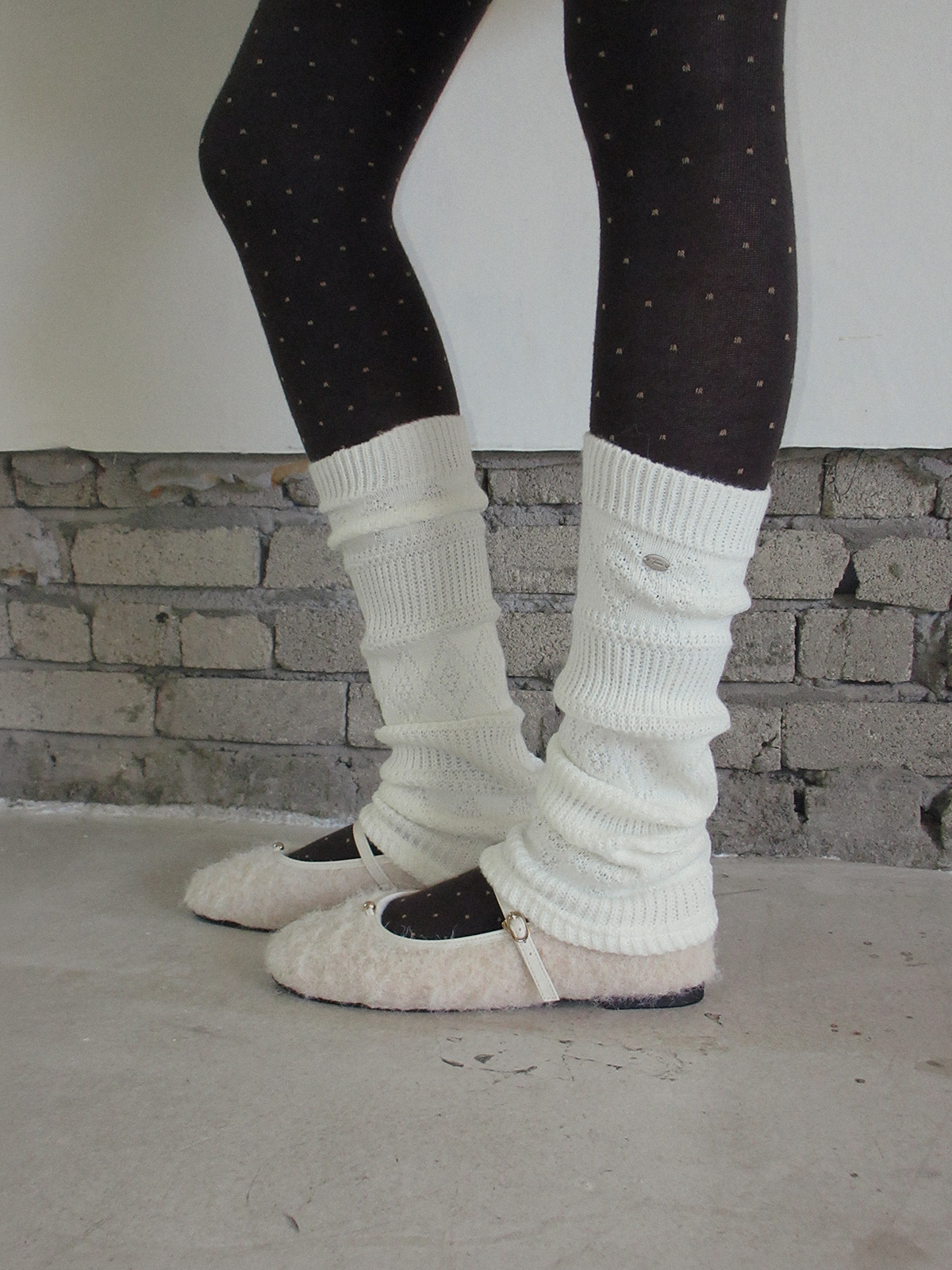TWEE Ronv punching knit leg warmers - Model styling view