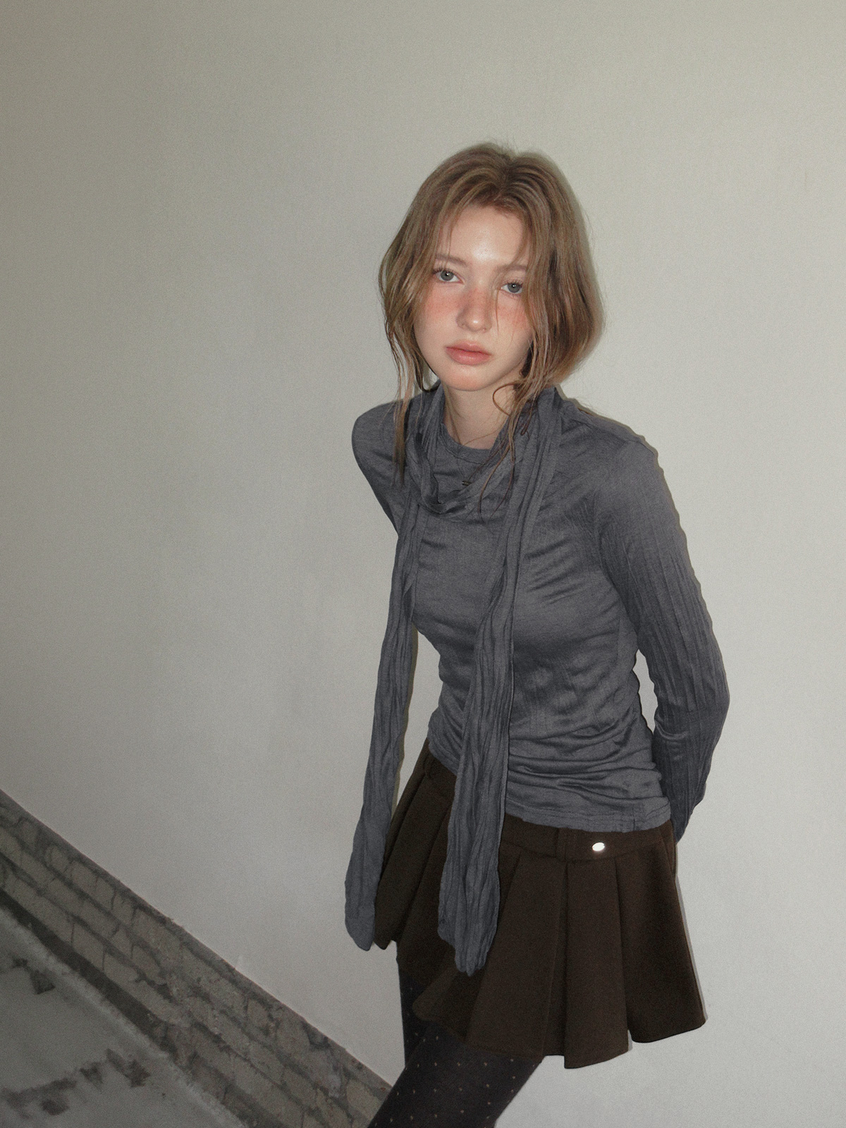 TWEE Toen wrinkle round neck long sleeve T-shirt (strap set) - Model styling view