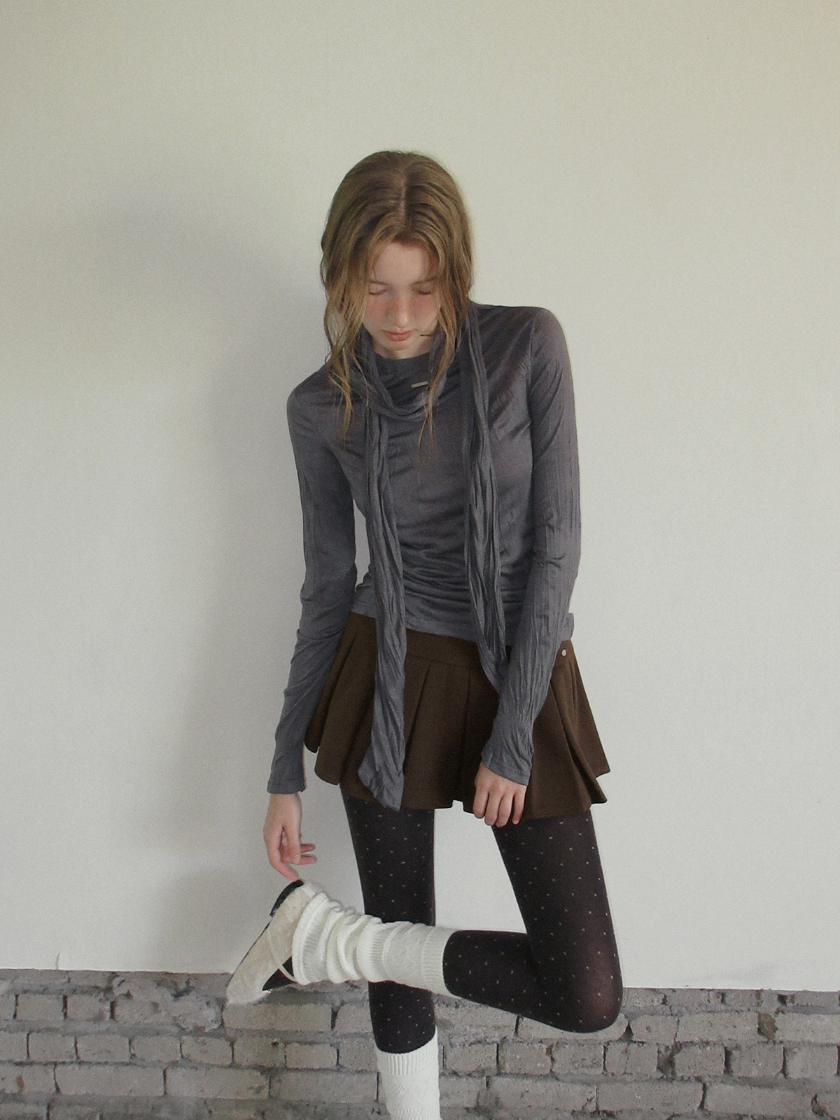 TWEE Toen wrinkle round neck long sleeve T-shirt (strap set) - Model styling view