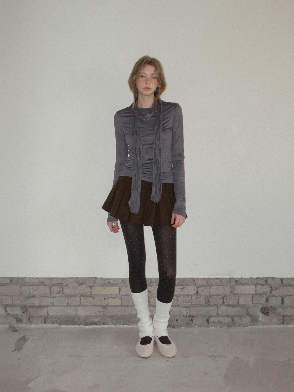 TWEE Toen wrinkle round neck long sleeve T-shirt (strap set) - Model styling view
