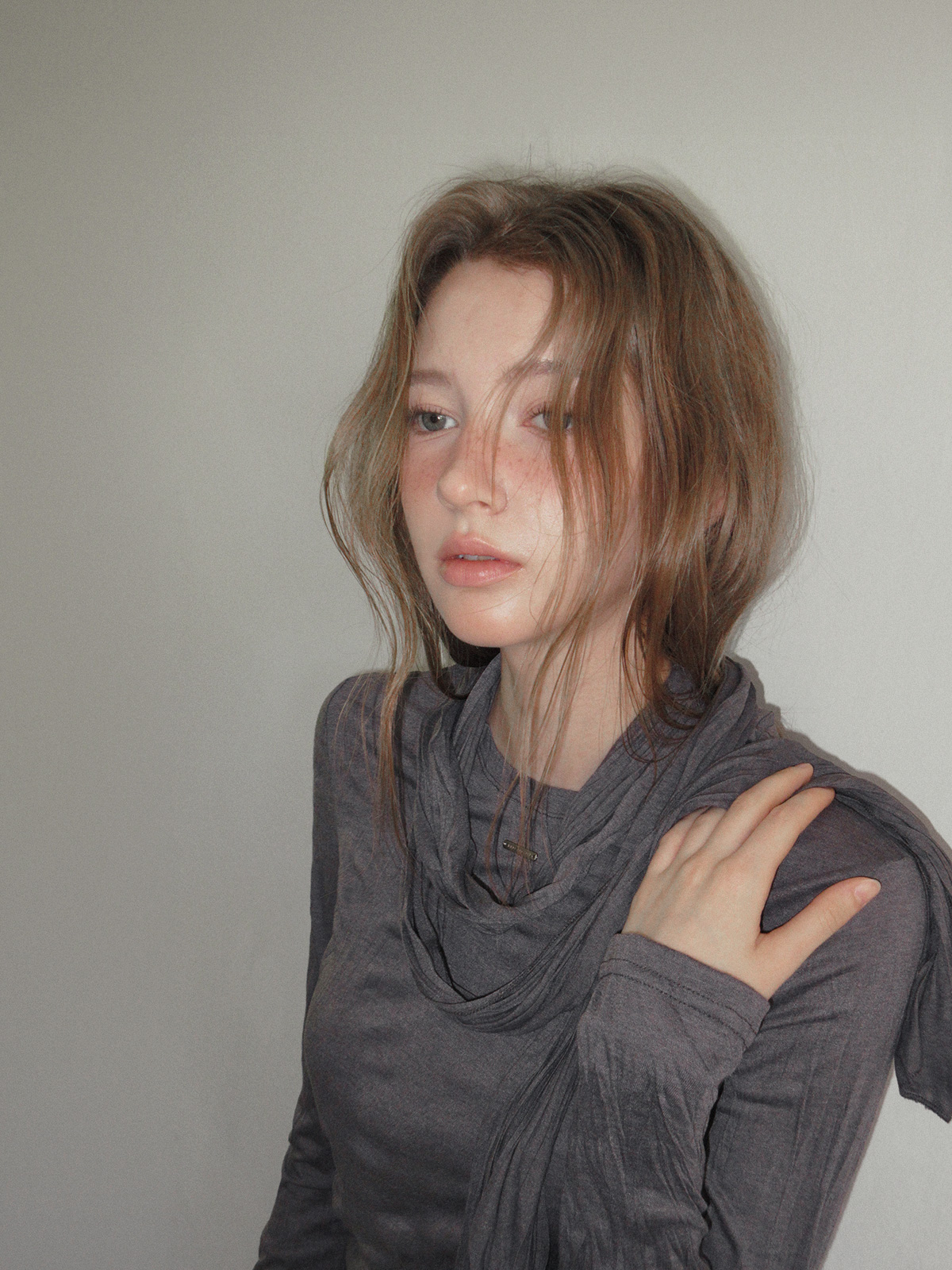 TWEE Toen wrinkle round neck long sleeve T-shirt (strap set) - Model styling view