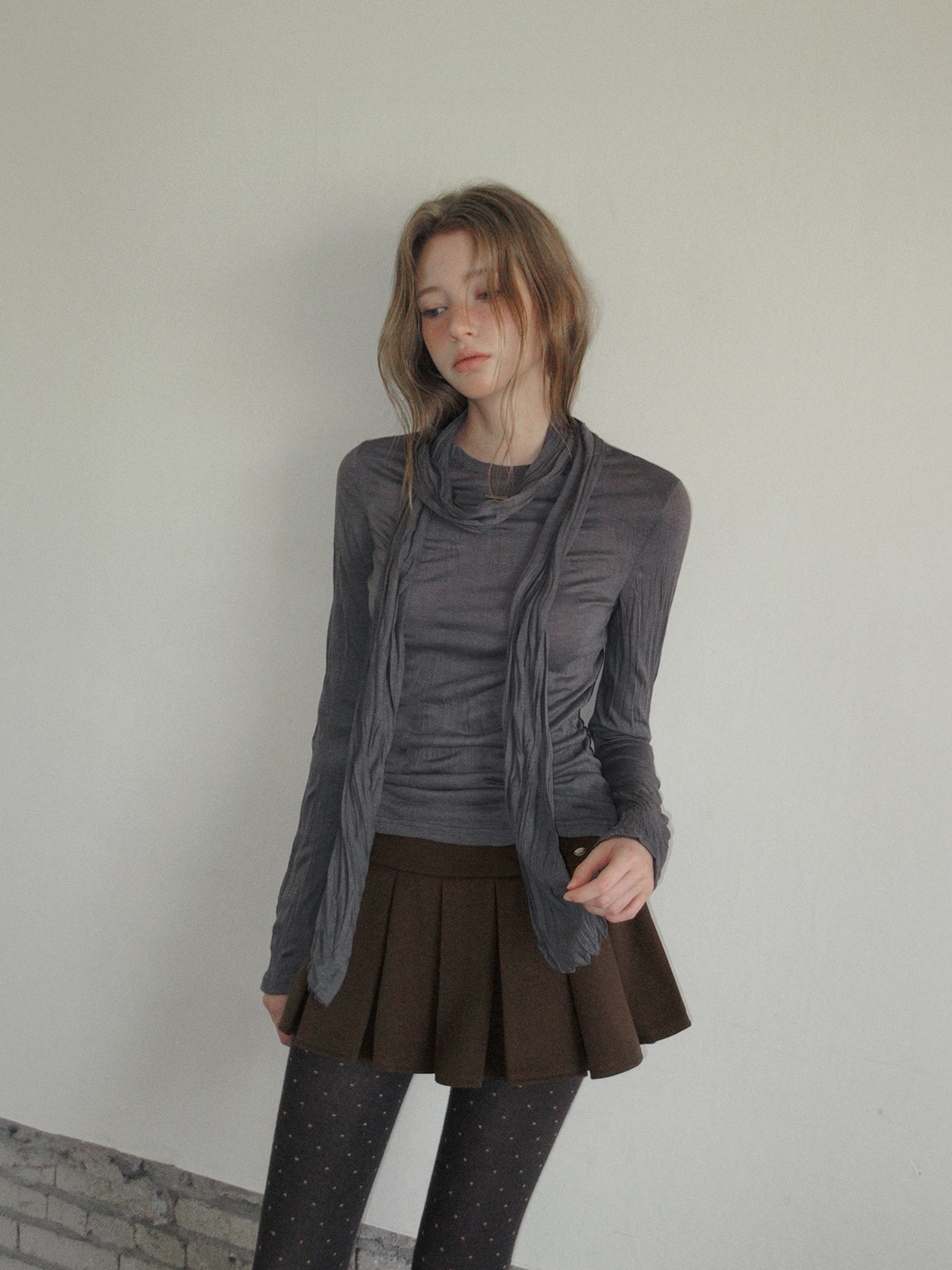 TWEE Toen wrinkle round neck long sleeve T-shirt (strap set) - Model styling view