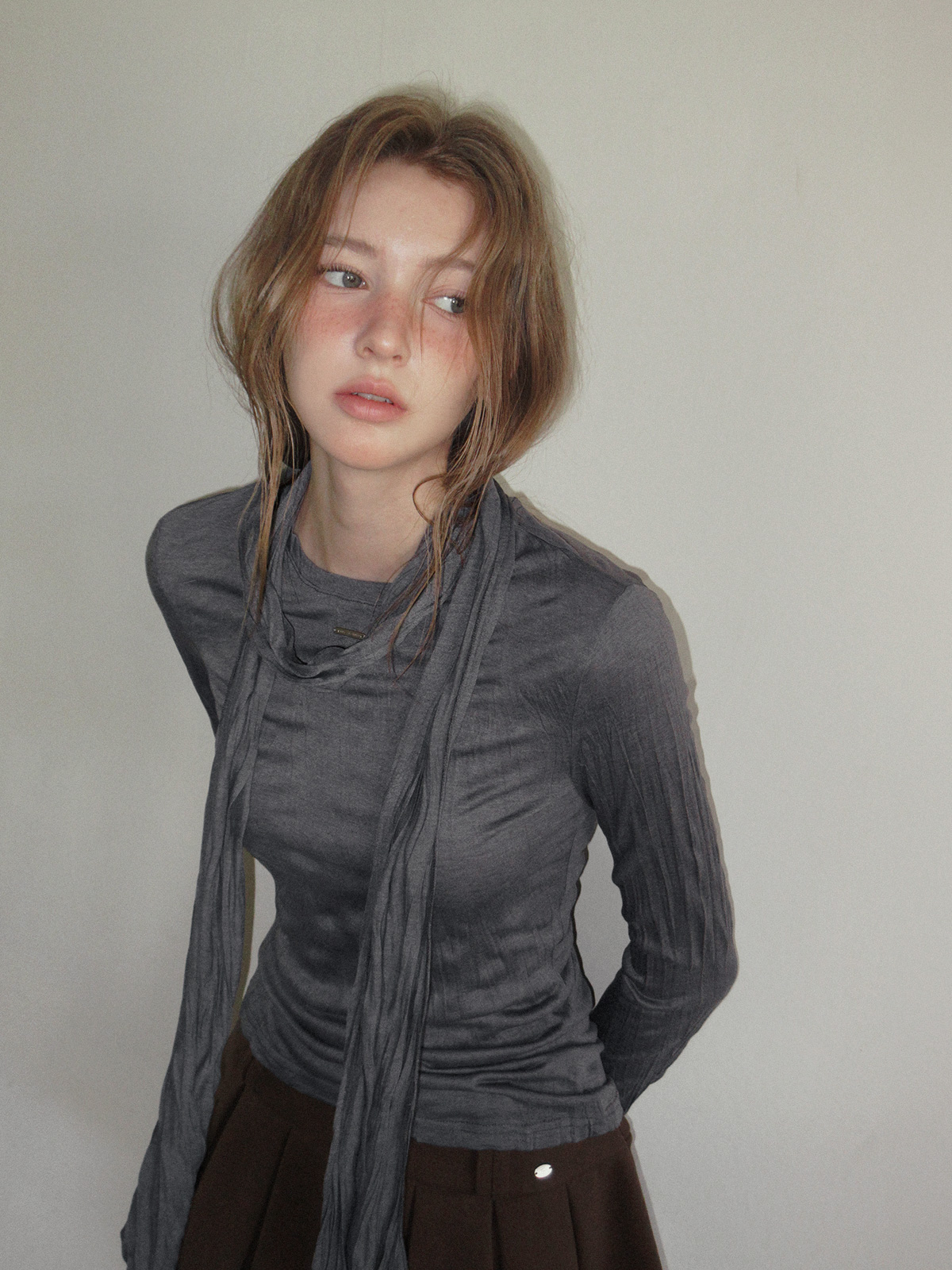 TWEE Toen wrinkle round neck long sleeve T-shirt (strap set) - Model styling view