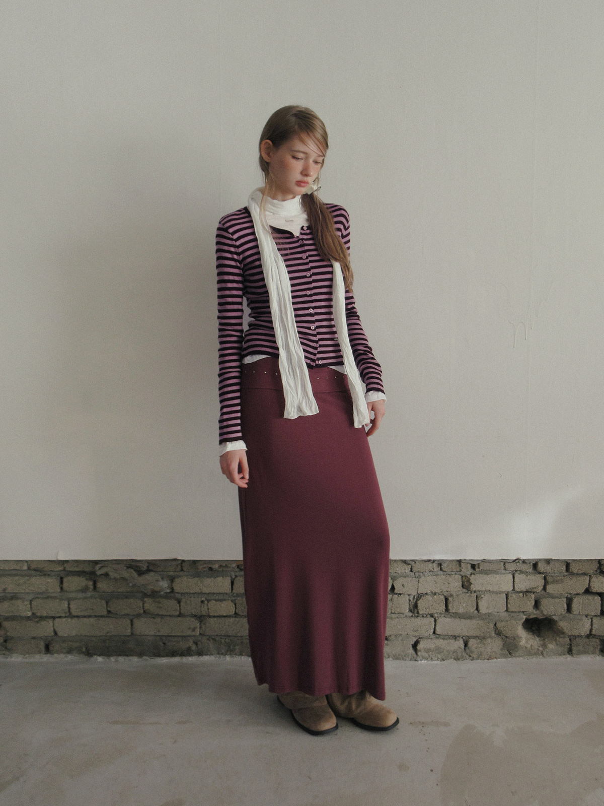 TWEE Toen wrinkle round neck long sleeve T-shirt (strap set) - Model styling view