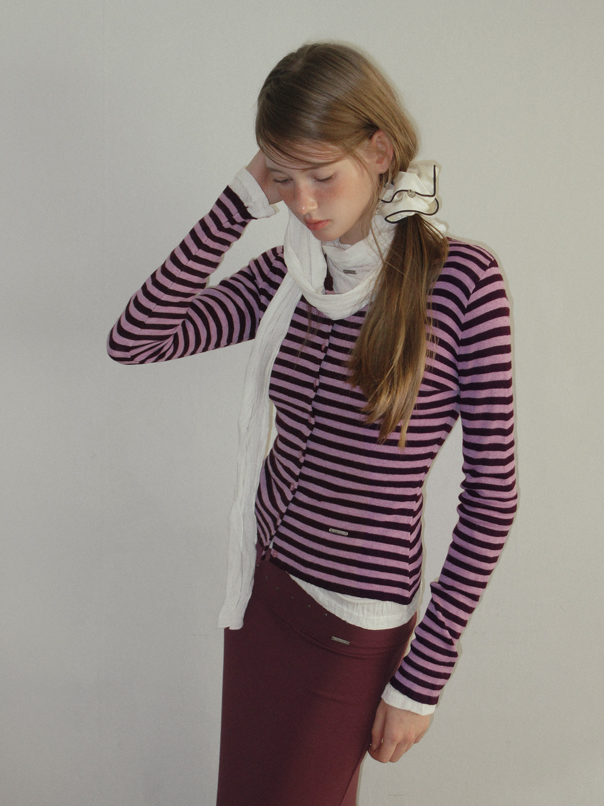 TWEE Toen wrinkle round neck long sleeve T-shirt (strap set) - Model styling view