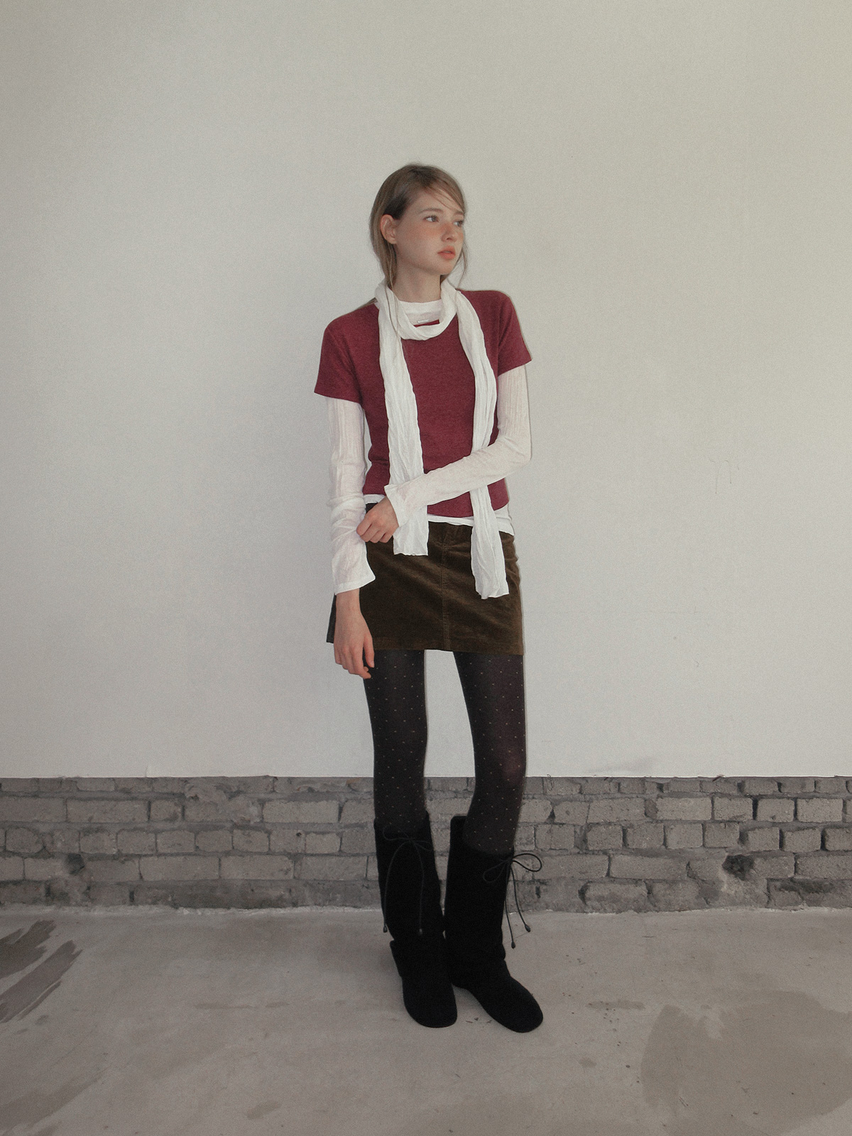 TWEE Toen wrinkle round neck long sleeve T-shirt (strap set) - Model styling view