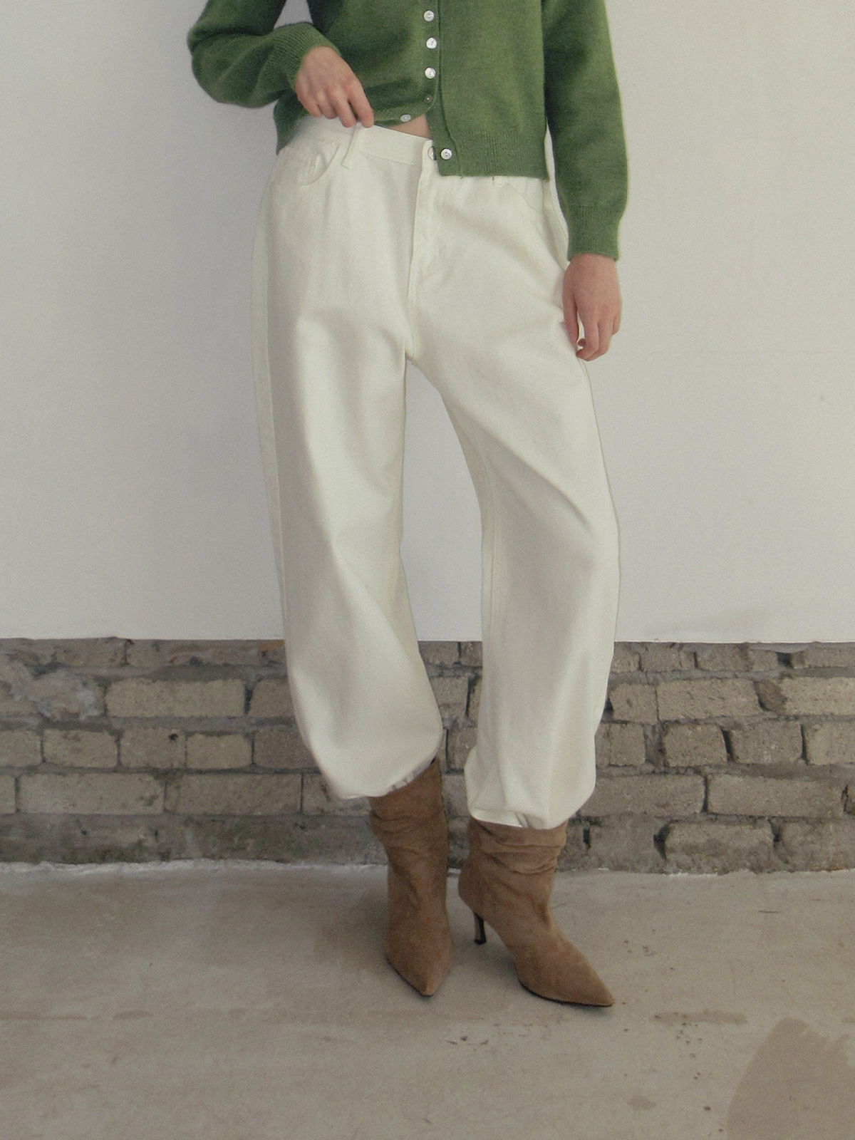 TWEE Pellit basic semi-wide long pants - Model styling view