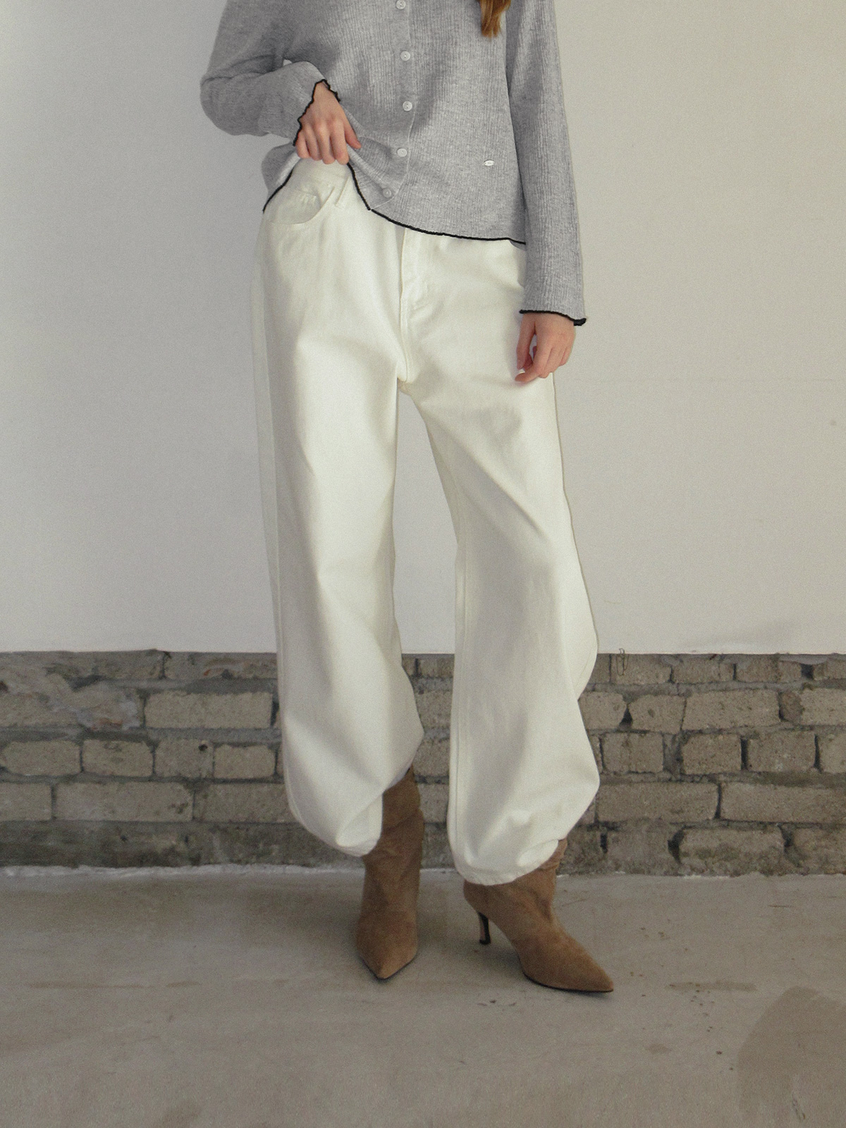 TWEE Pellit basic semi-wide long pants - Model styling view