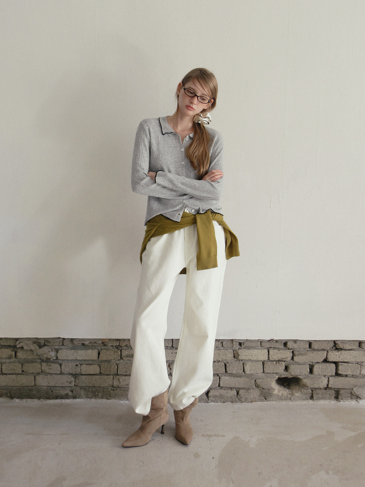 TWEE Pellit basic semi-wide long pants - Model styling view