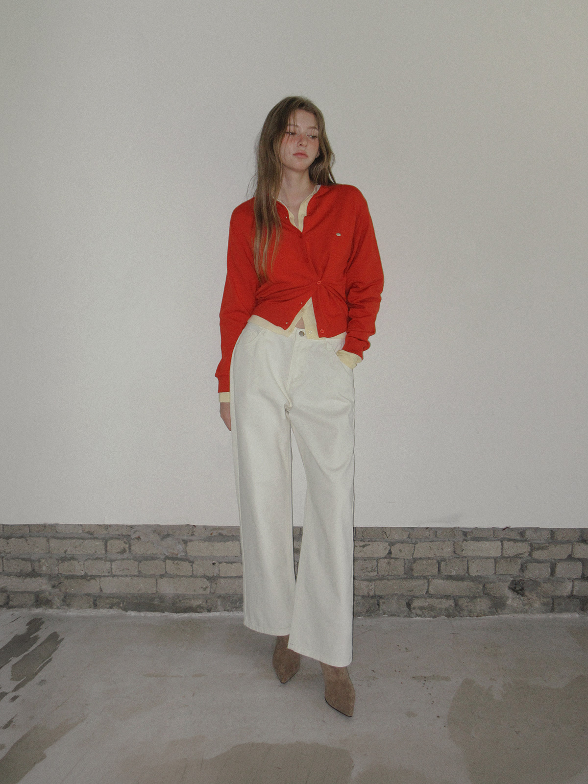 TWEE Pellit basic semi-wide long pants - Model styling view