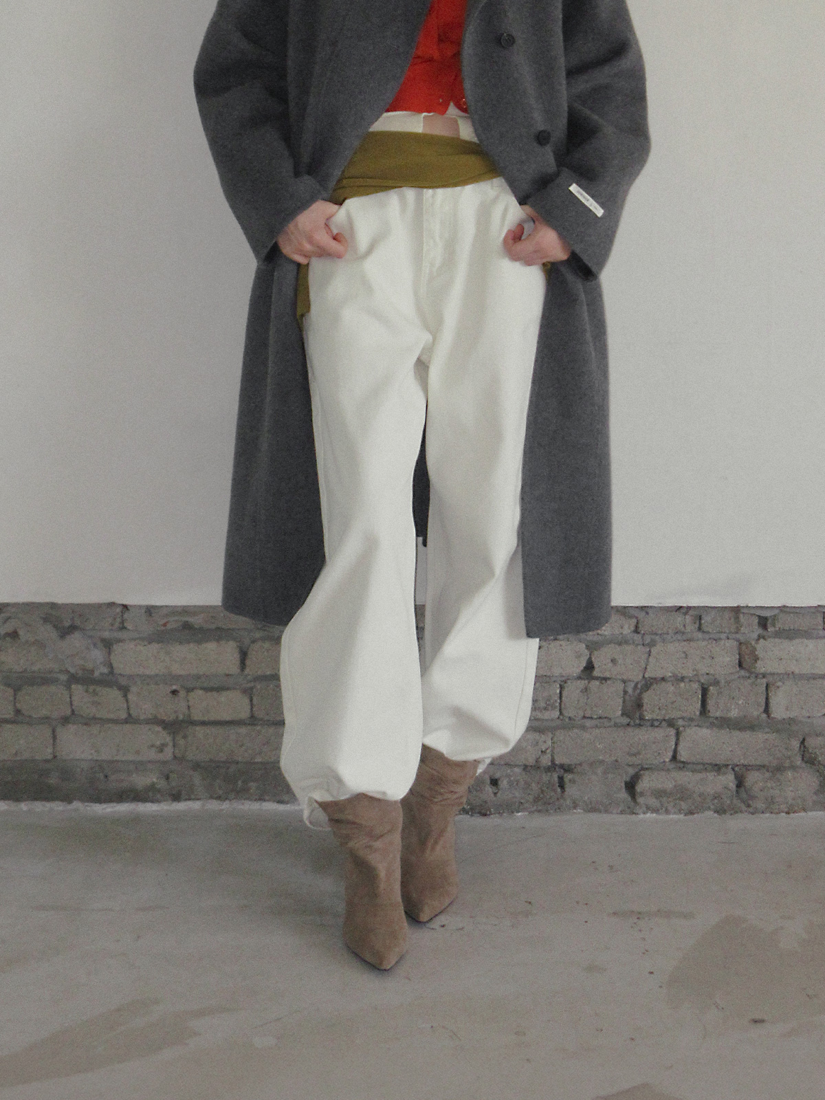 TWEE Pellit basic semi-wide long pants - Model styling view