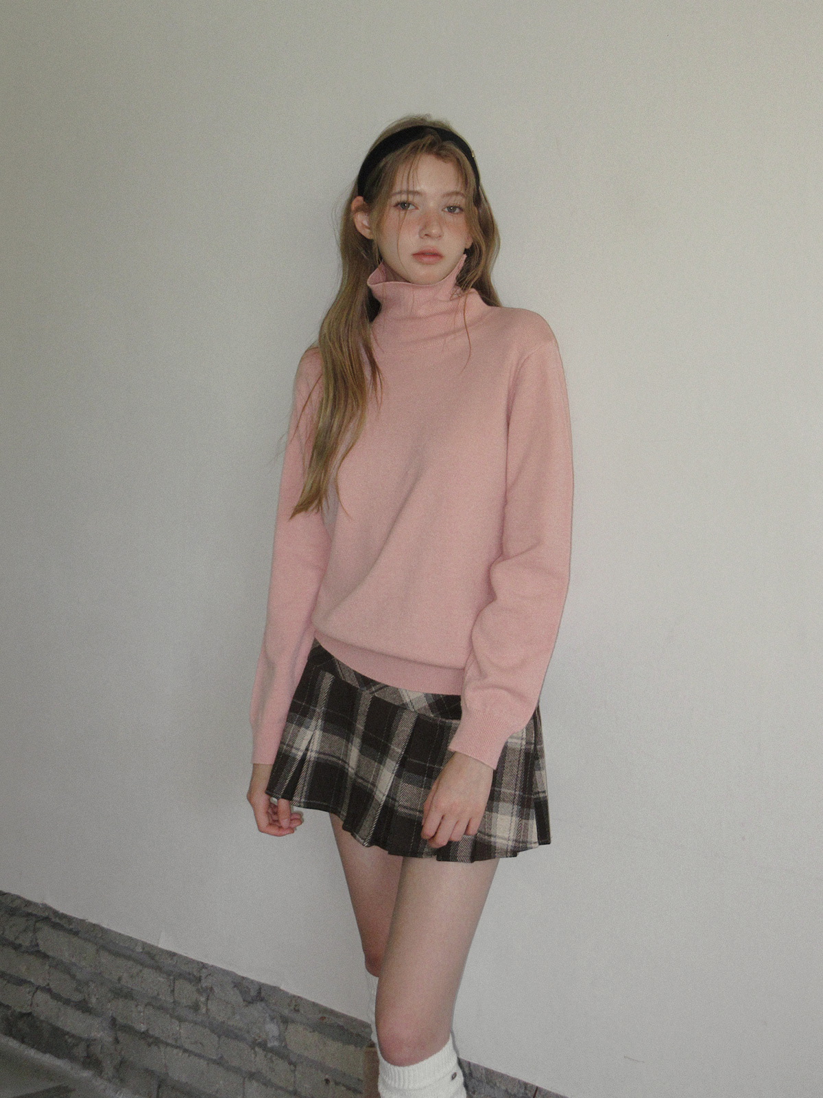 TWEE Redon basic turtleneck long sleeve knit - Model styling view