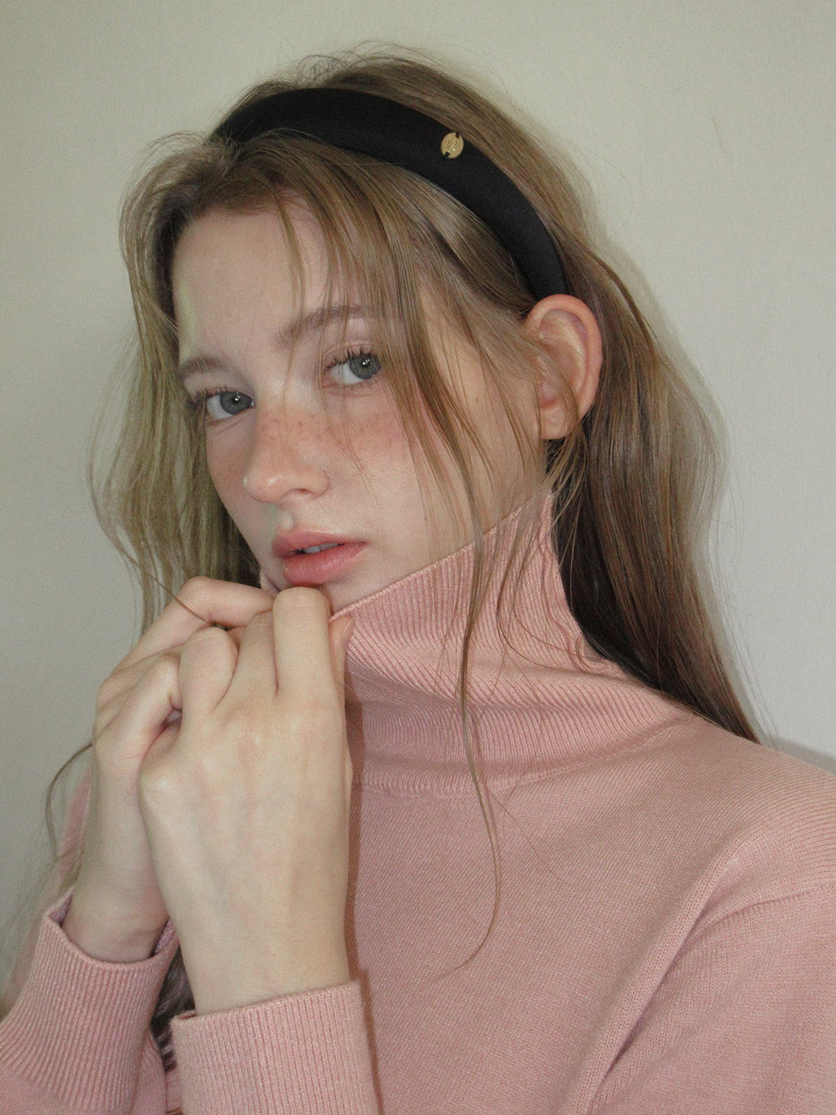 TWEE Redon basic turtleneck long sleeve knit - Model styling view