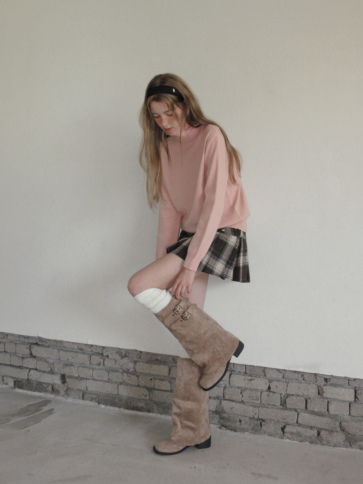 TWEE Redon basic turtleneck long sleeve knit - Model styling view
