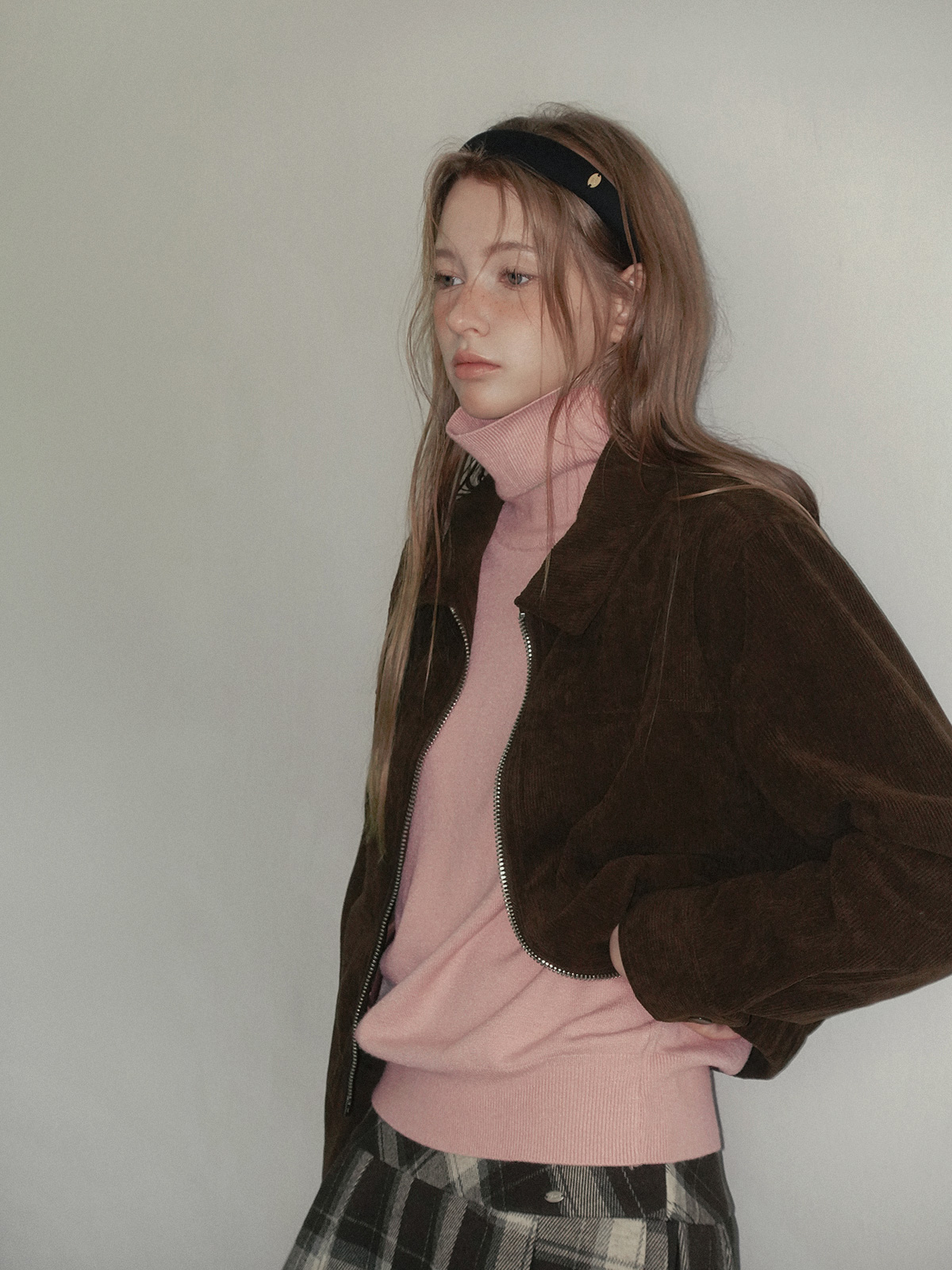 TWEE Redon basic turtleneck long sleeve knit - Model styling view