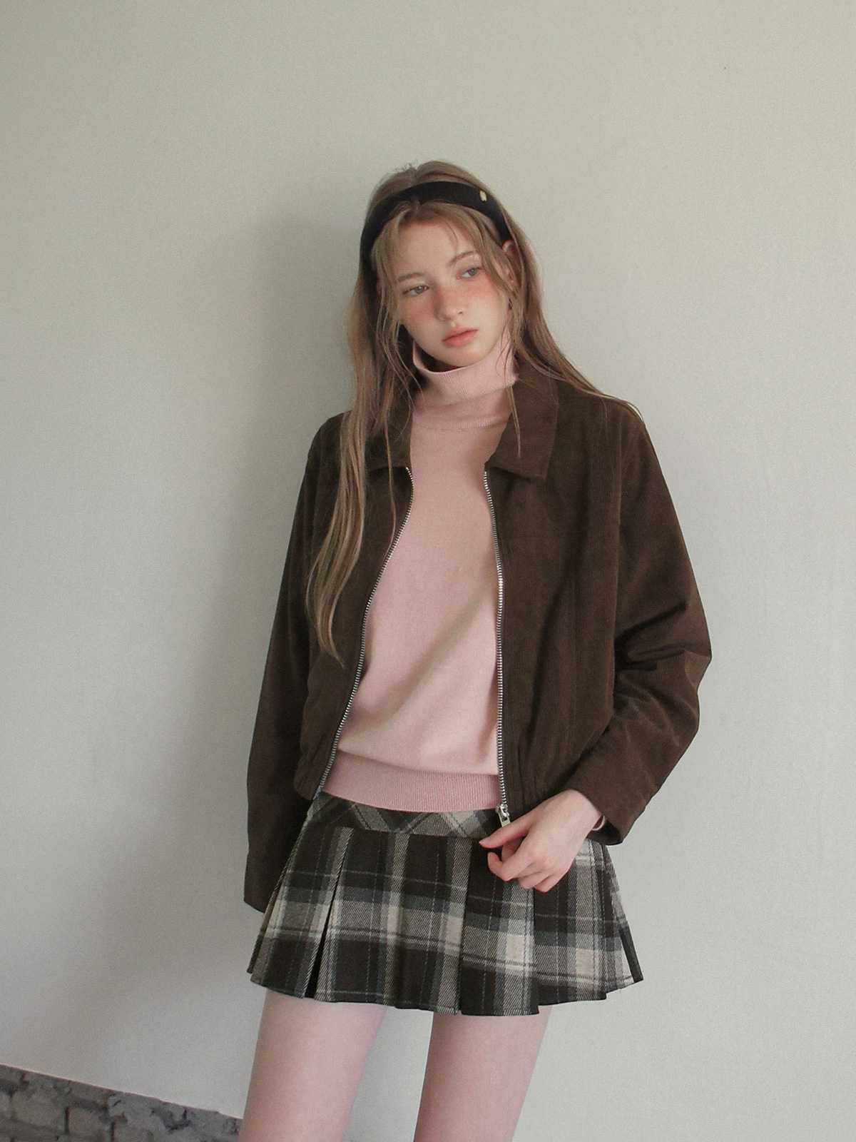 TWEE Redon basic turtleneck long sleeve knit - Model styling view