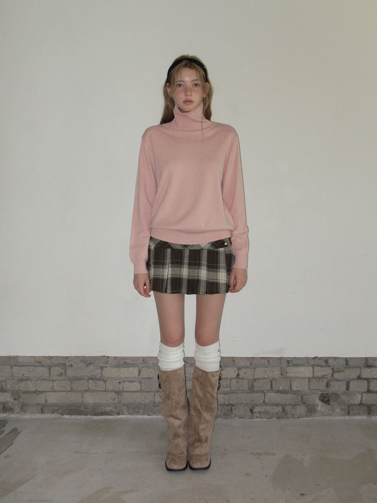 TWEE Redon basic turtleneck long sleeve knit - Model styling view