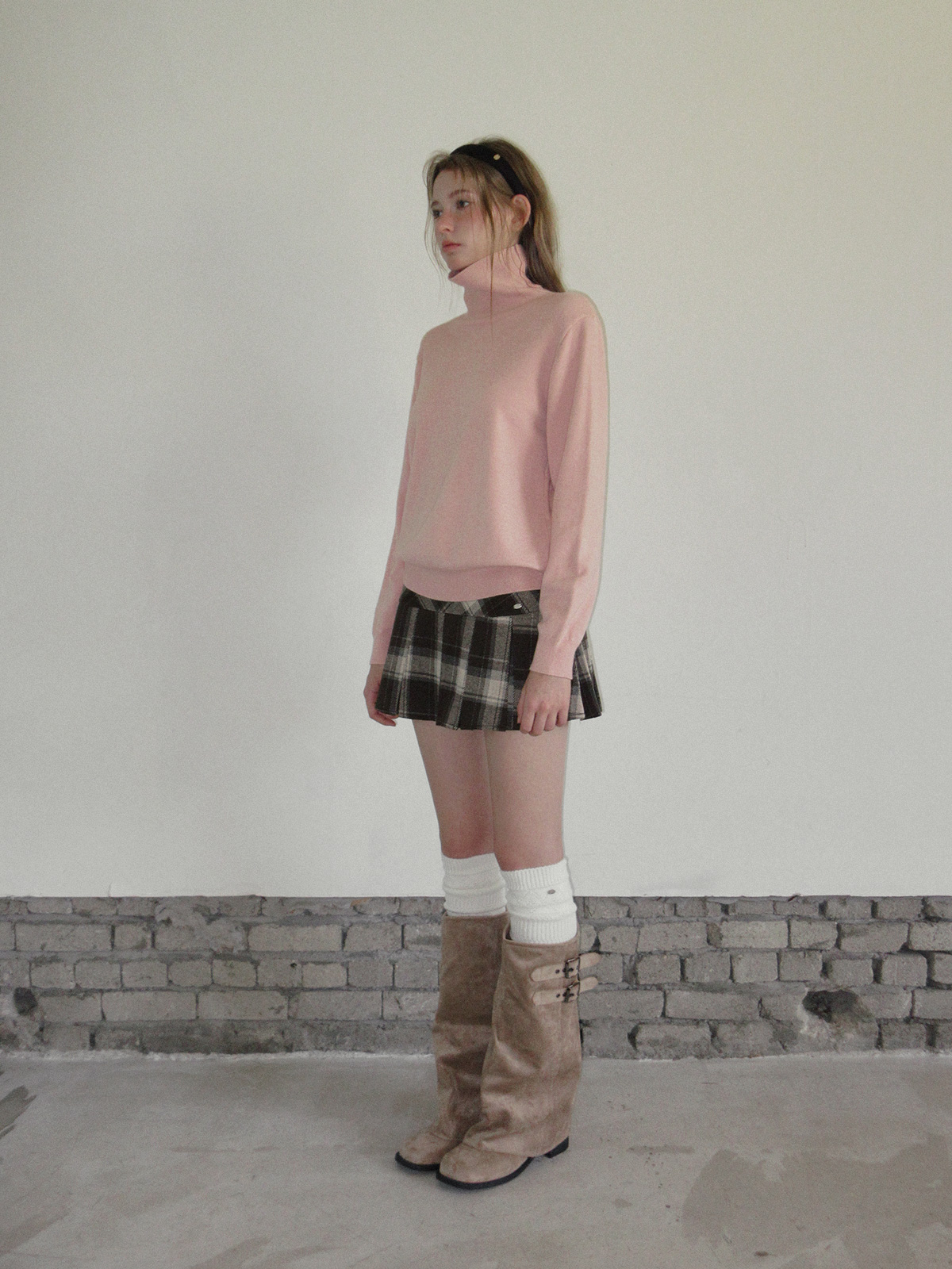 TWEE Redon basic turtleneck long sleeve knit - Model styling view