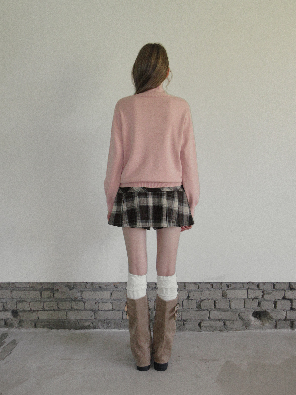 TWEE Redon basic turtleneck long sleeve knit - Model styling view