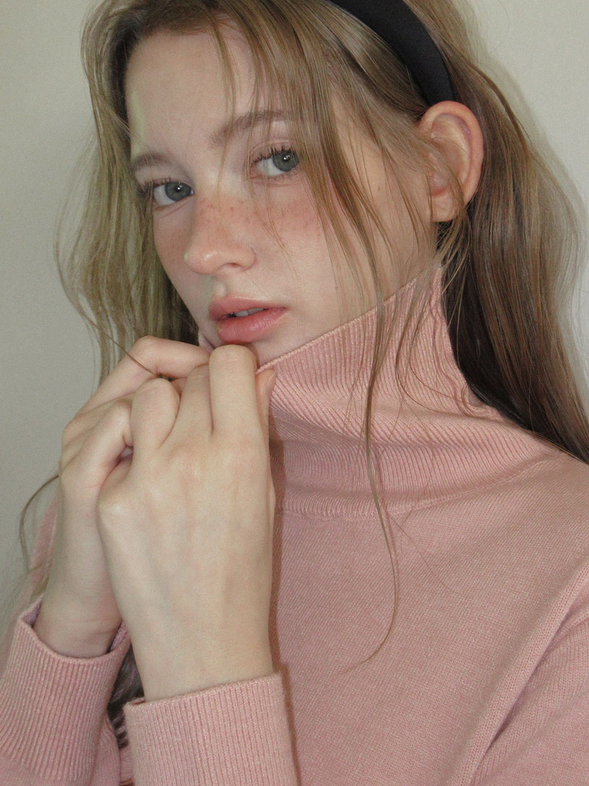 TWEE Redon basic turtleneck long sleeve knit - Model styling view