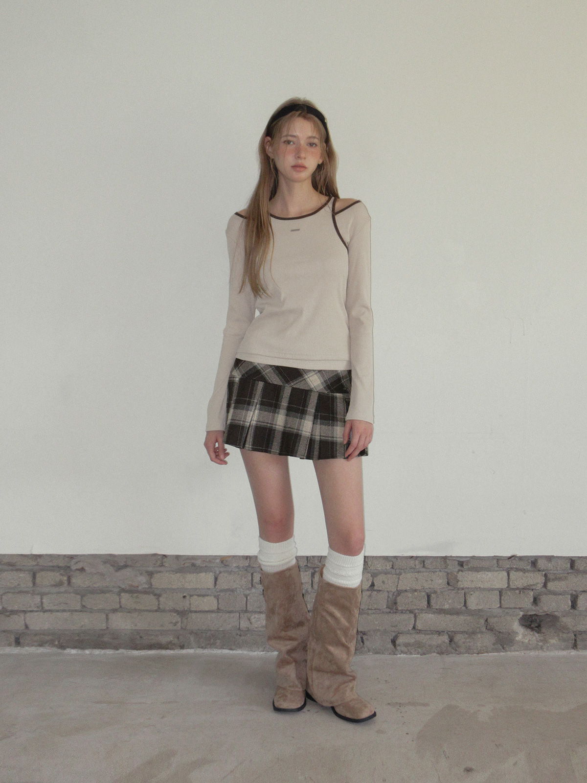 TWEE Roizen contrast sleeveless long sleeve T-shirt set - Model styling view