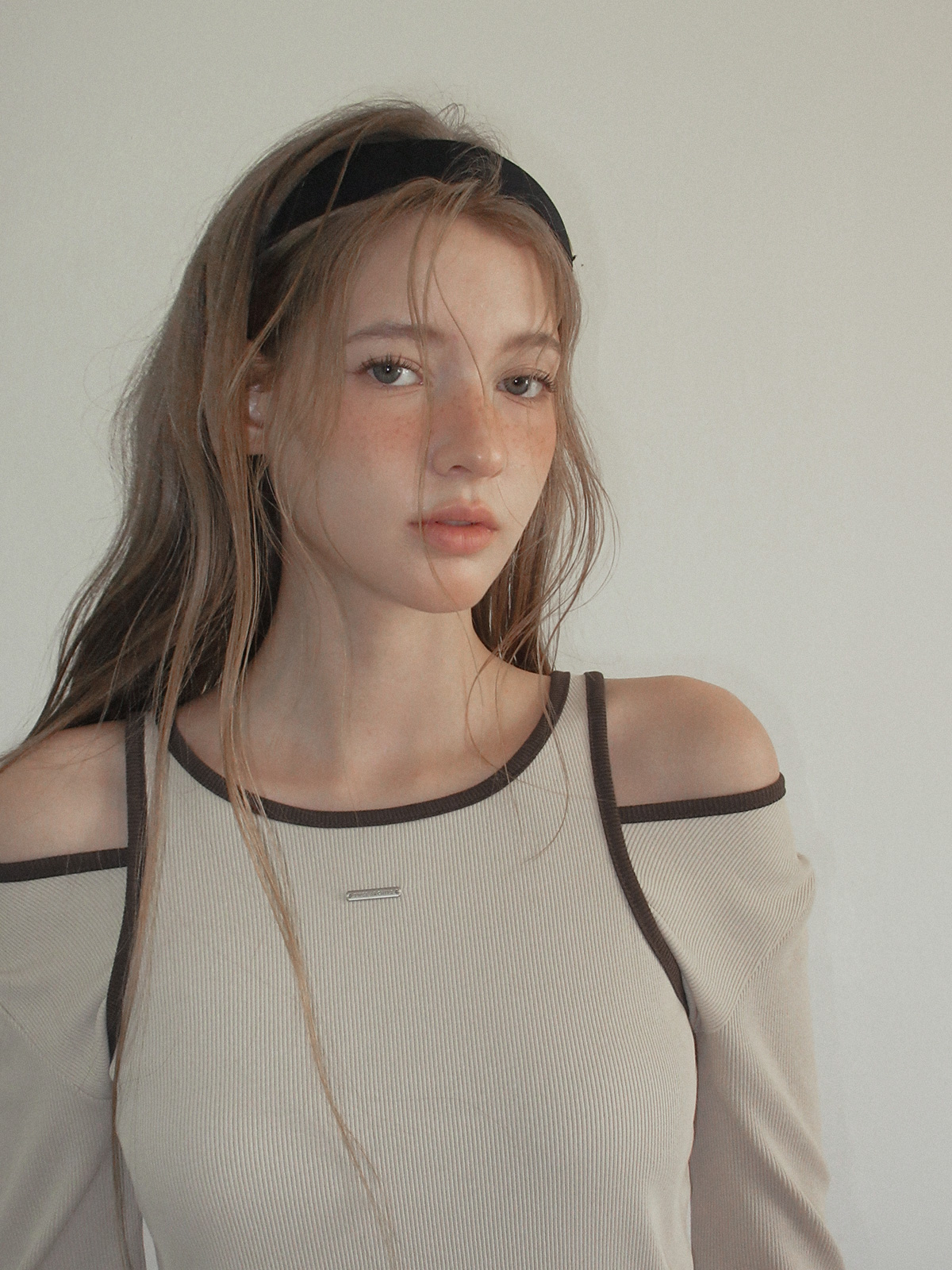 TWEE Roizen contrast sleeveless long sleeve T-shirt set - Model styling view