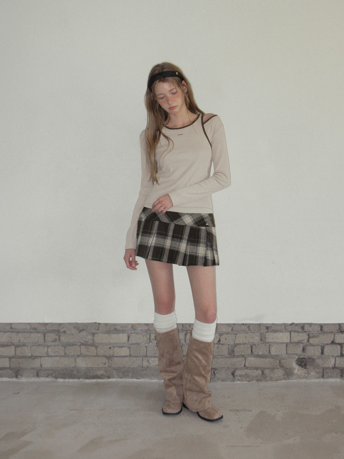 TWEE Roizen contrast sleeveless long sleeve T-shirt set - Model styling view