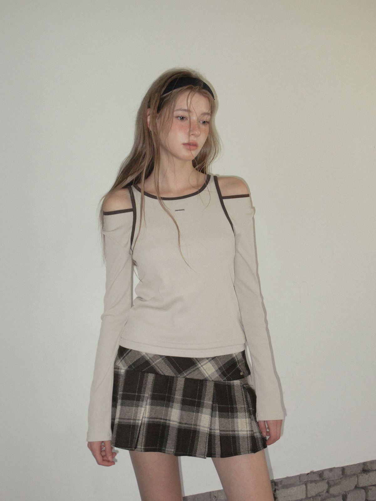 TWEE Roizen contrast sleeveless long sleeve T-shirt set - Model styling view