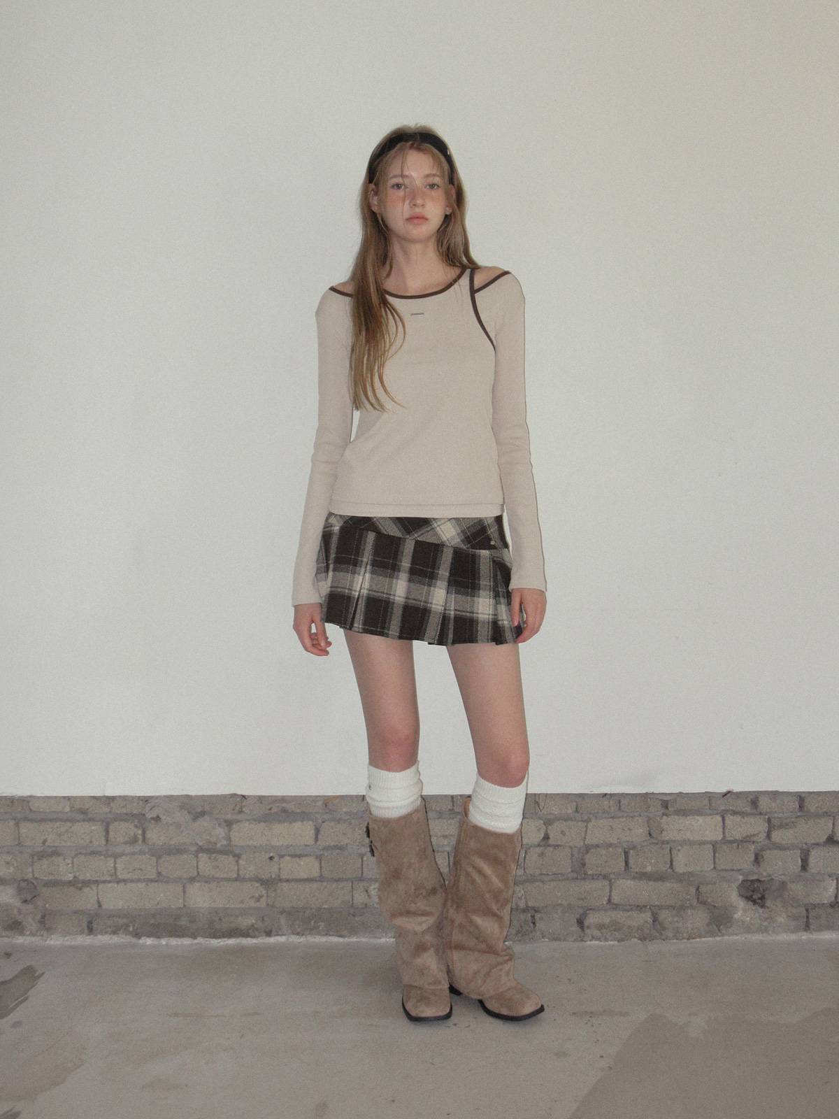 TWEE Roizen contrast sleeveless long sleeve T-shirt set - Model styling view