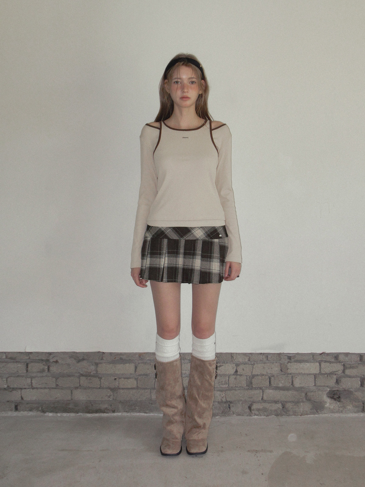 TWEE Roizen contrast sleeveless long sleeve T-shirt set - Model styling view