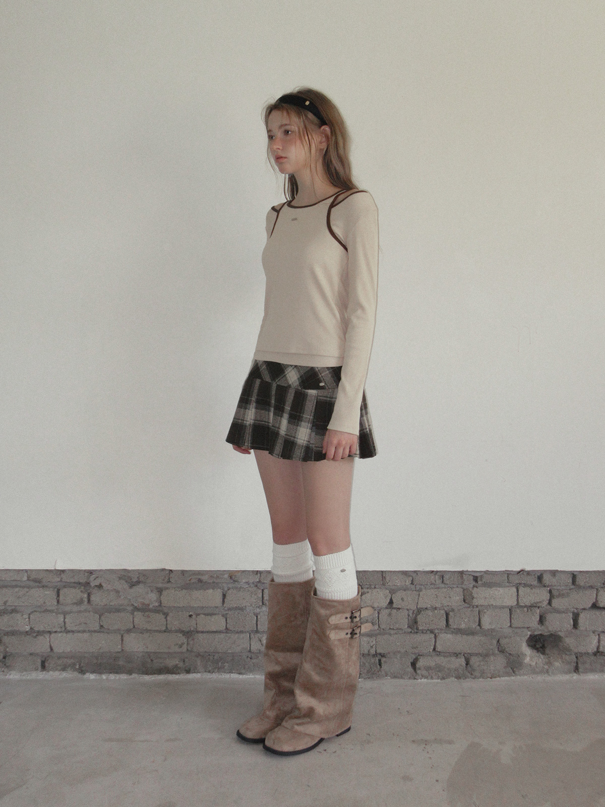 TWEE Roizen contrast sleeveless long sleeve T-shirt set - Model styling view