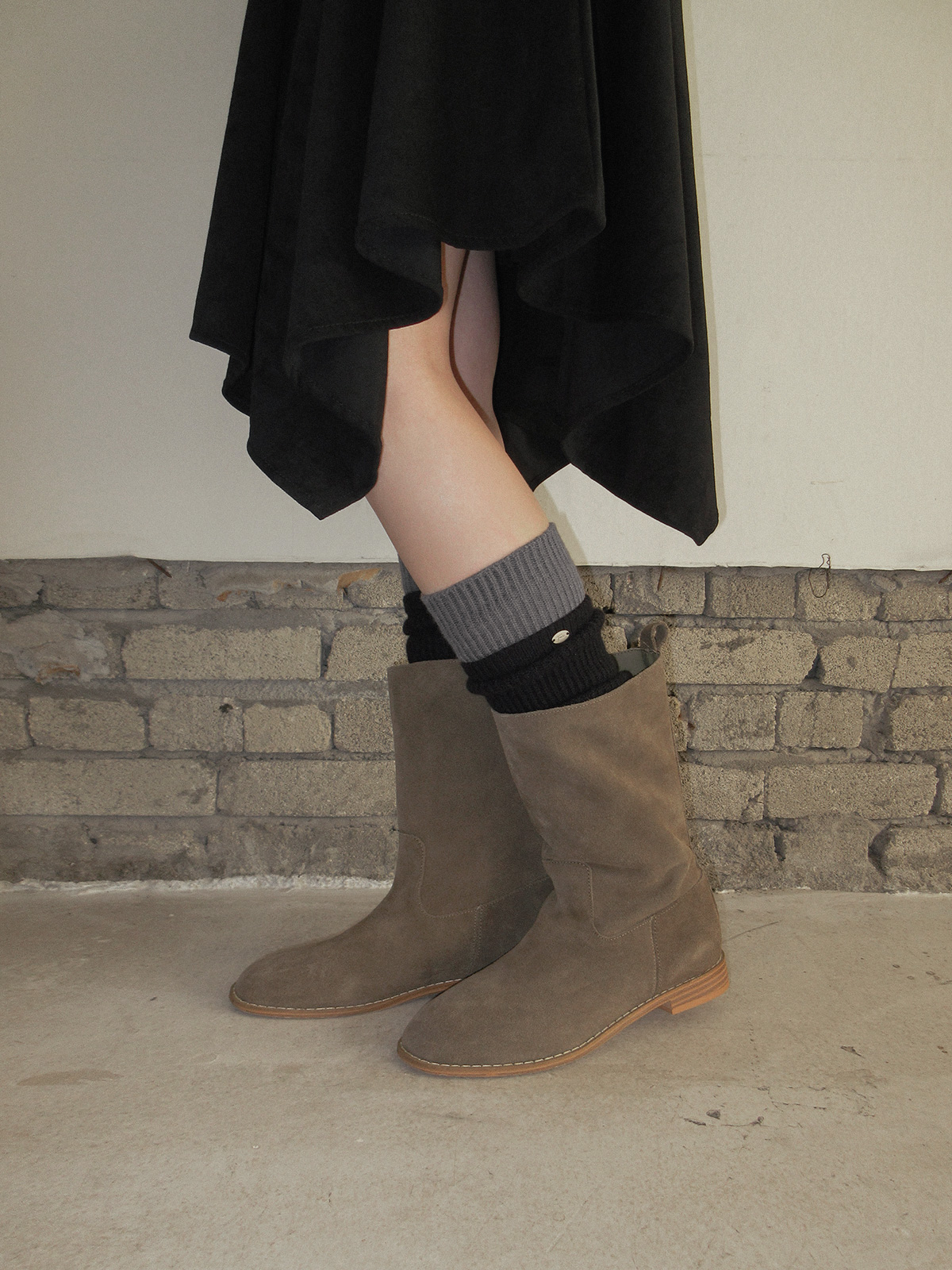 TWEE Riol contrast knit leg warmers - Model styling view