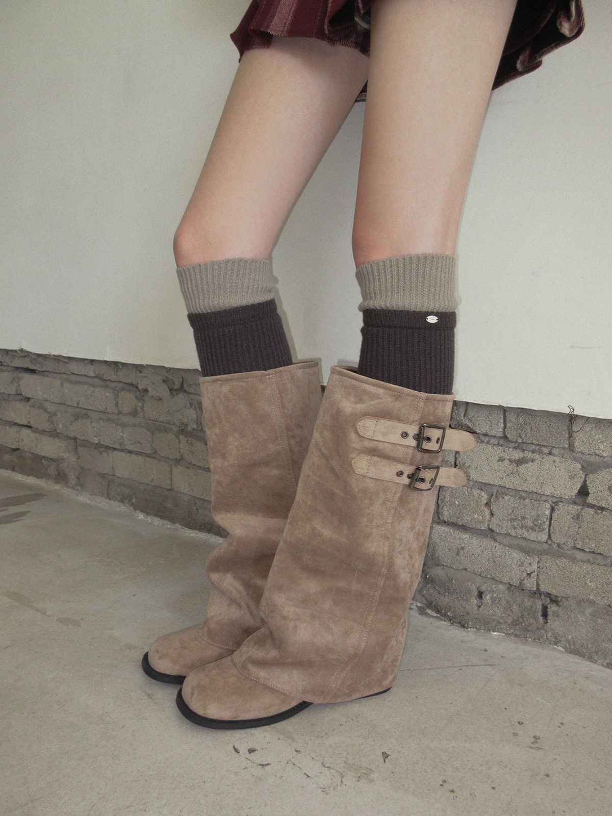 TWEE Riol contrast knit leg warmers - Model styling view