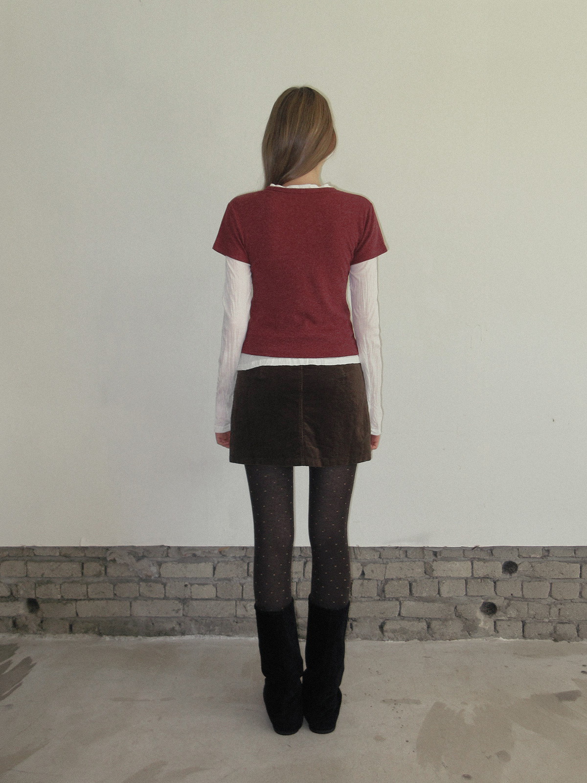 TWEE Orin vintage round neck short sleeve T-shirt - Model styling view