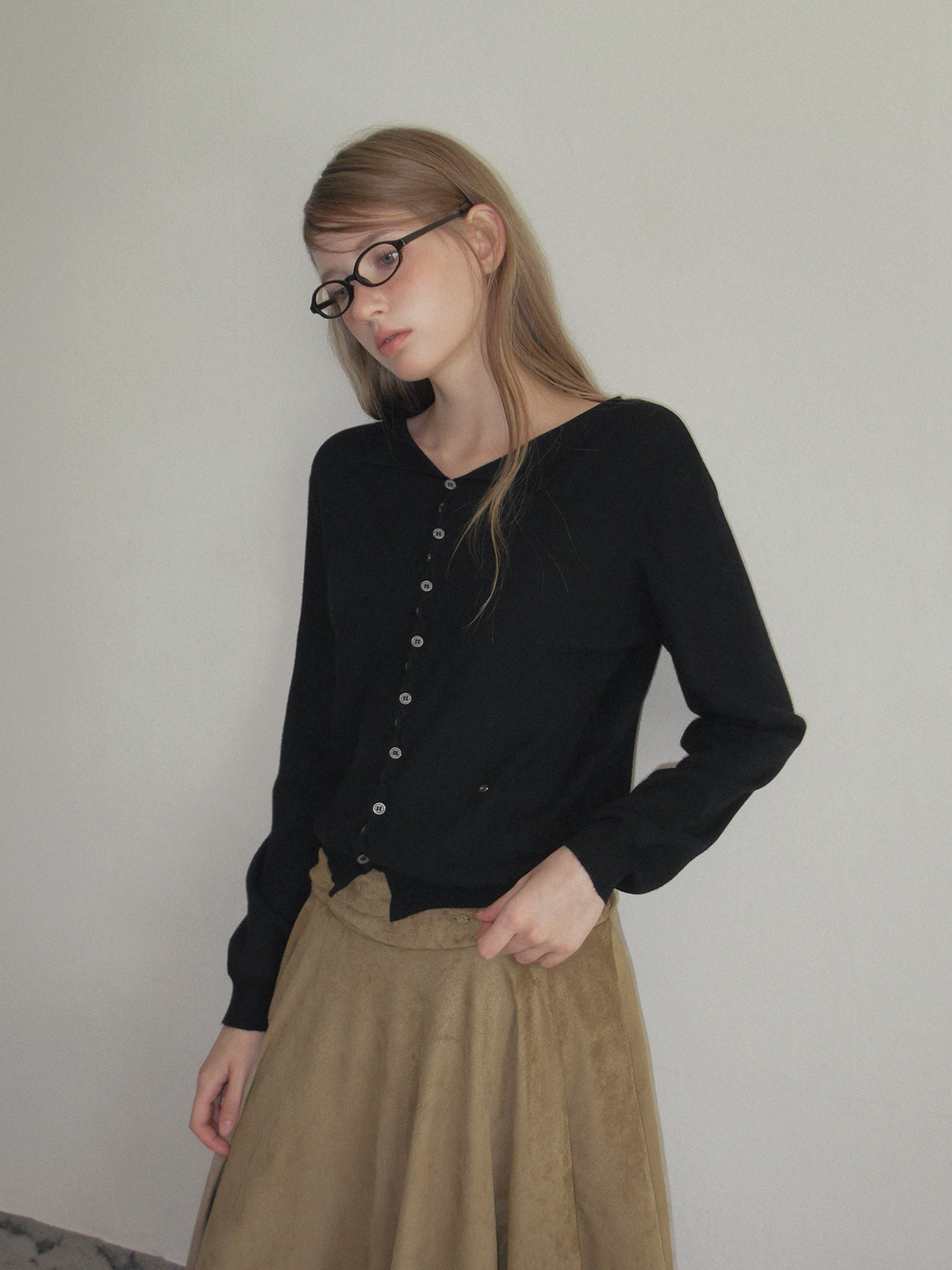 TWEE Korat zigzag button collar knit long sleeve cardigan - Model styling view