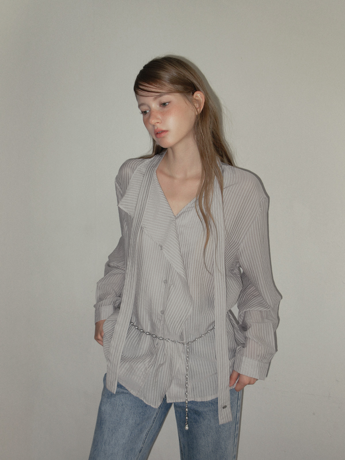TWEE Rose pearl ring chain belt - Model styling view