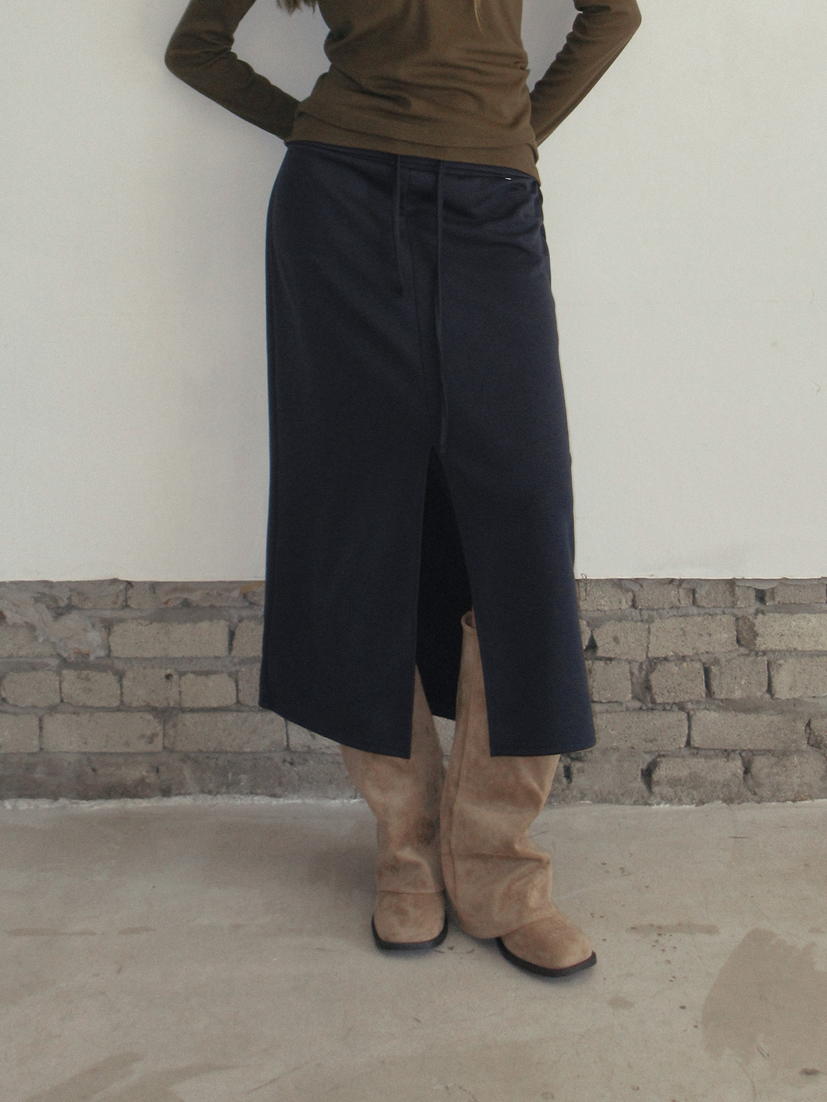 TWEE Tini folding front slit long skirt - Model styling view