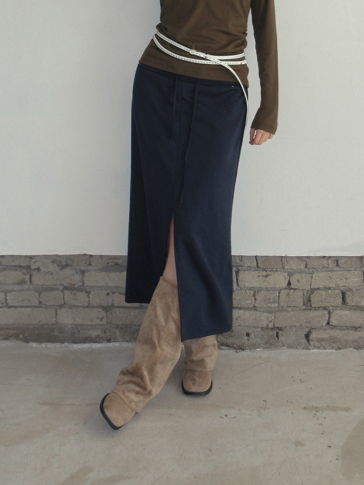 TWEE Tini folding front slit long skirt - Model styling view