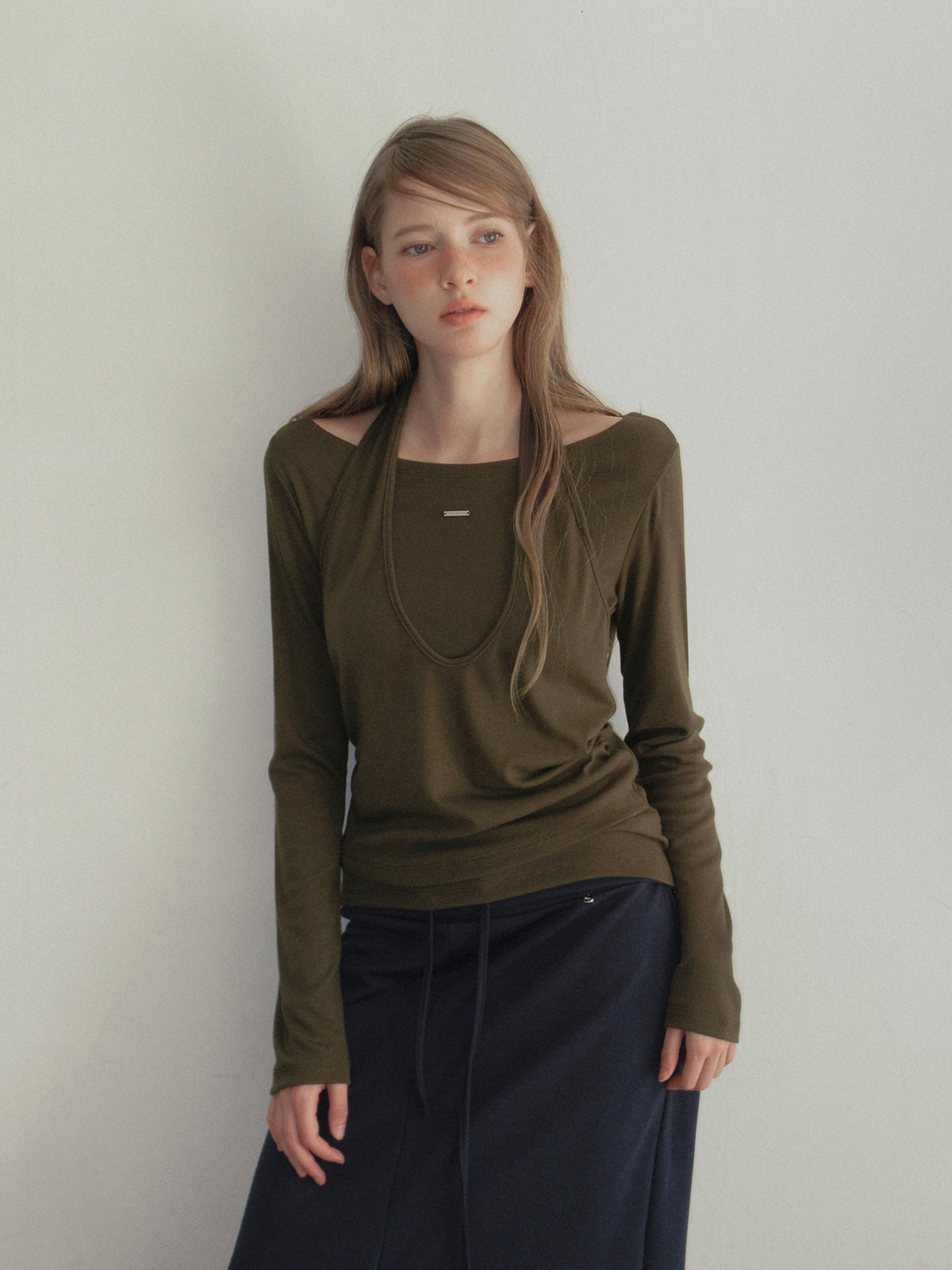 TWEE Tini folding front slit long skirt - Model styling view