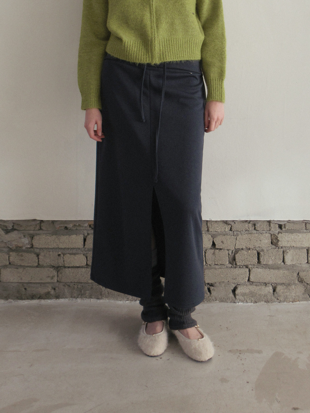 TWEE Tini folding front slit long skirt - Model styling view