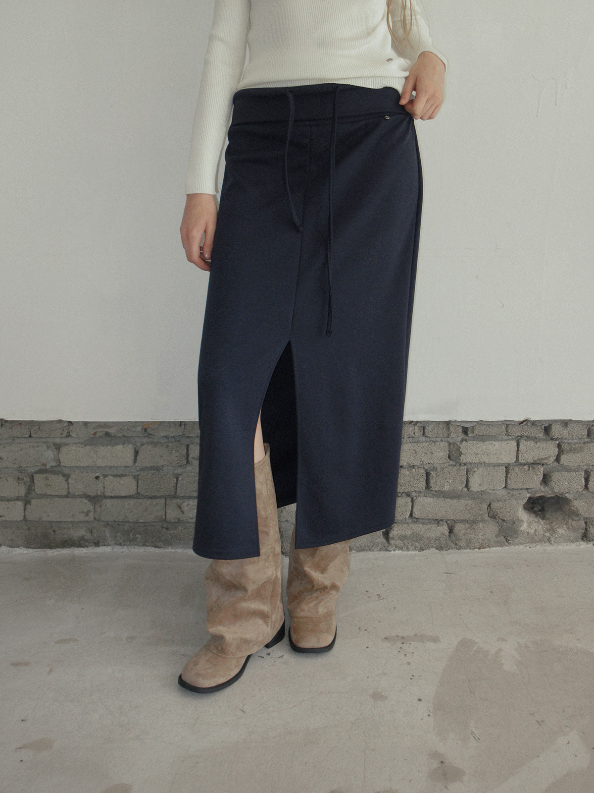 TWEE Tini folding front slit long skirt - Model styling view