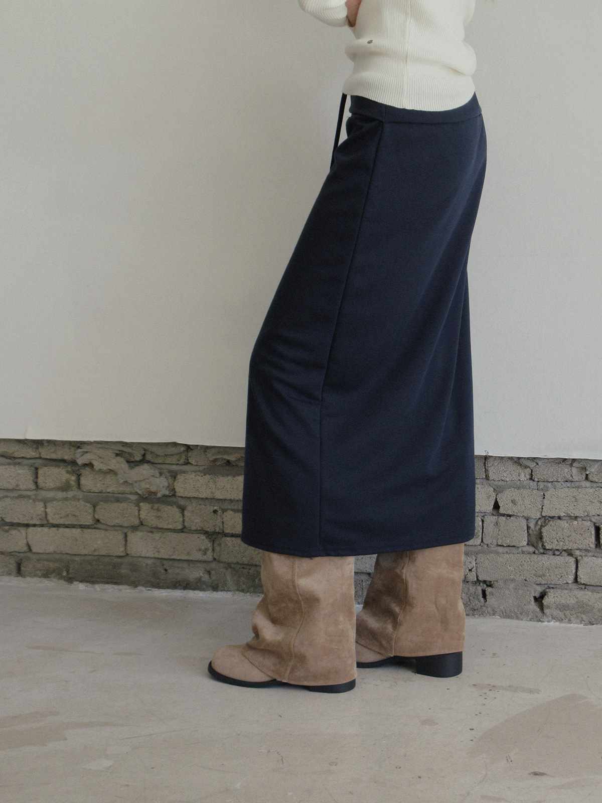 TWEE Tini folding front slit long skirt - Model styling view