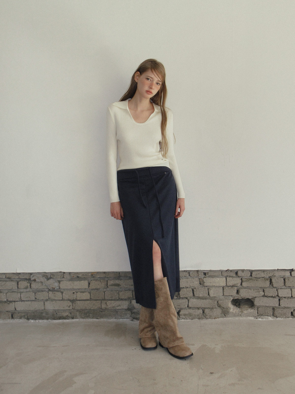 TWEE Tini folding front slit long skirt - Model styling view