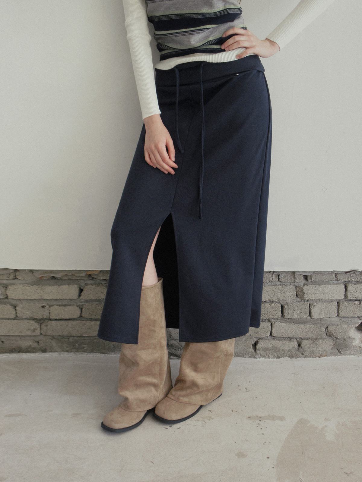 TWEE Tini folding front slit long skirt - Model styling view
