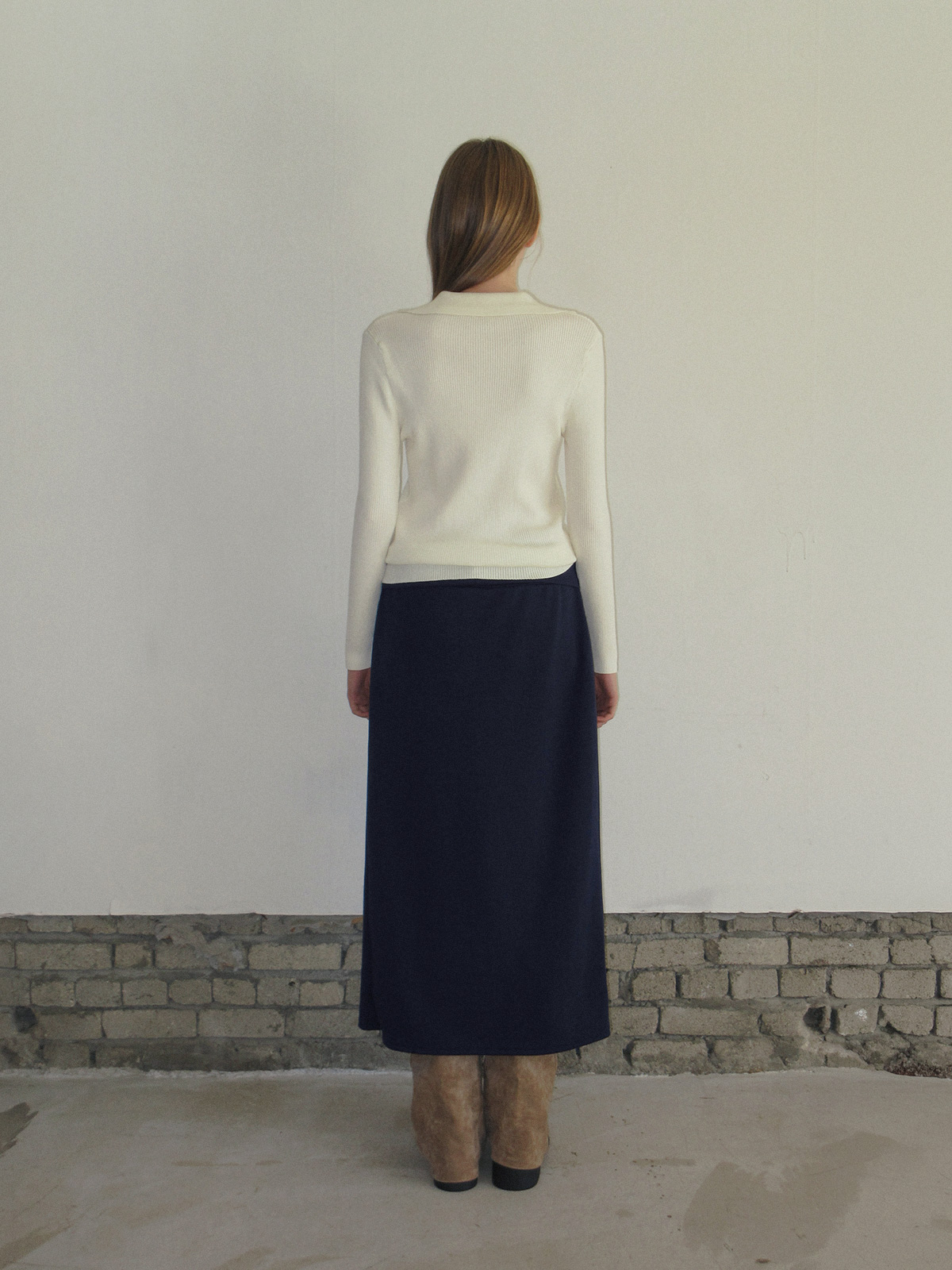 TWEE Tini folding front slit long skirt - Model styling view