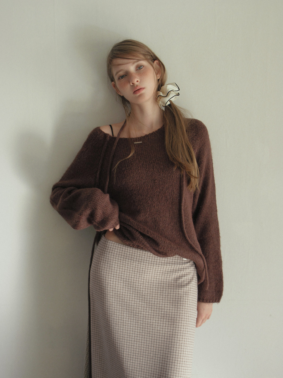 TWEE Muz oversized raglan brushed long sleeve knit (strap set) - Model styling view